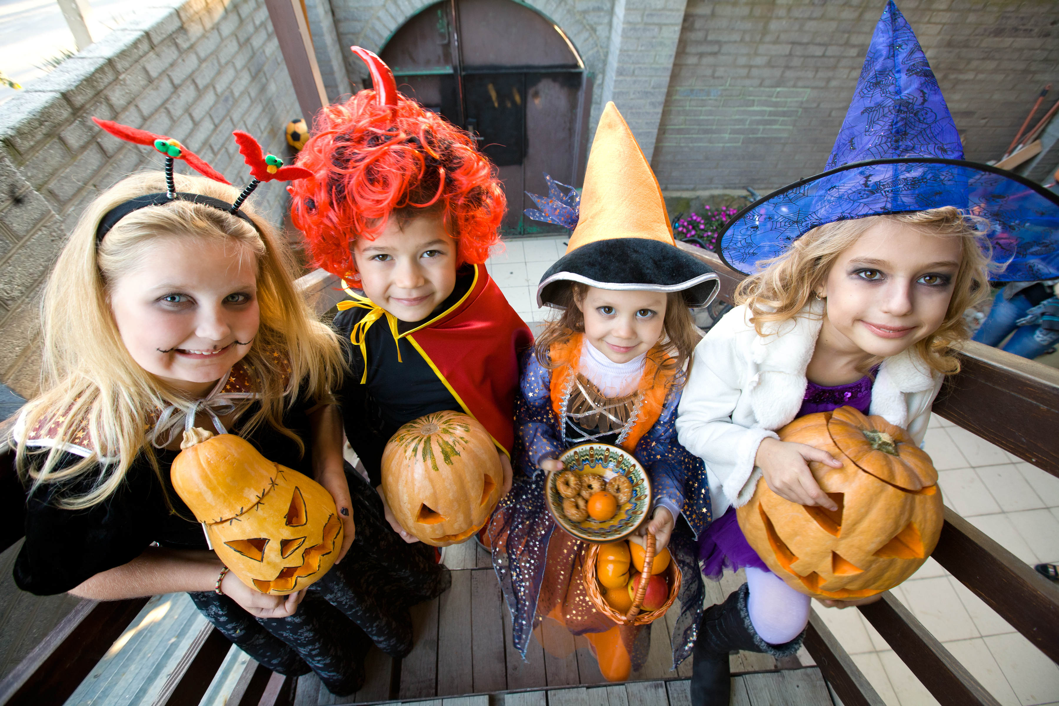 Crianças E Pais No Halloween Gostosuras Ou Travessuras. Família Em Trajes  De Halloween Com Sacos De Doces Andando Na Rua Decorada Doces Ou  Travessuras. Bebê E Pré-escola Comemorando O Carnaval. Fantasia De